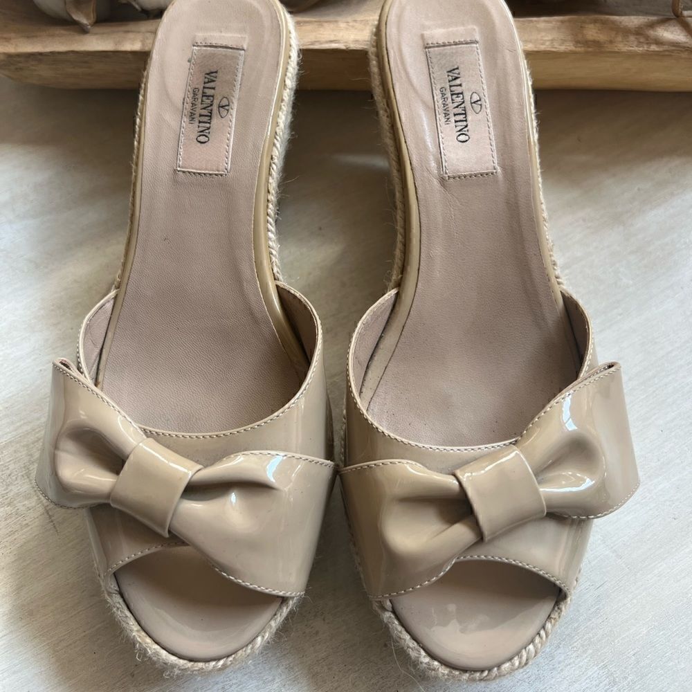 VALENTINO Mena Patent Leather Bow Accents Espadrilles in nude and jute 38.5/8